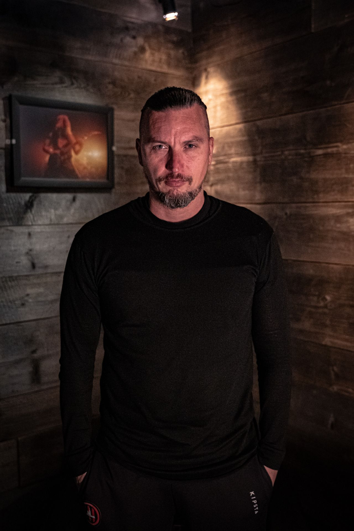portrait de Shawter, chanteur du groupe Dagoba lors d'une séance photo à Paris