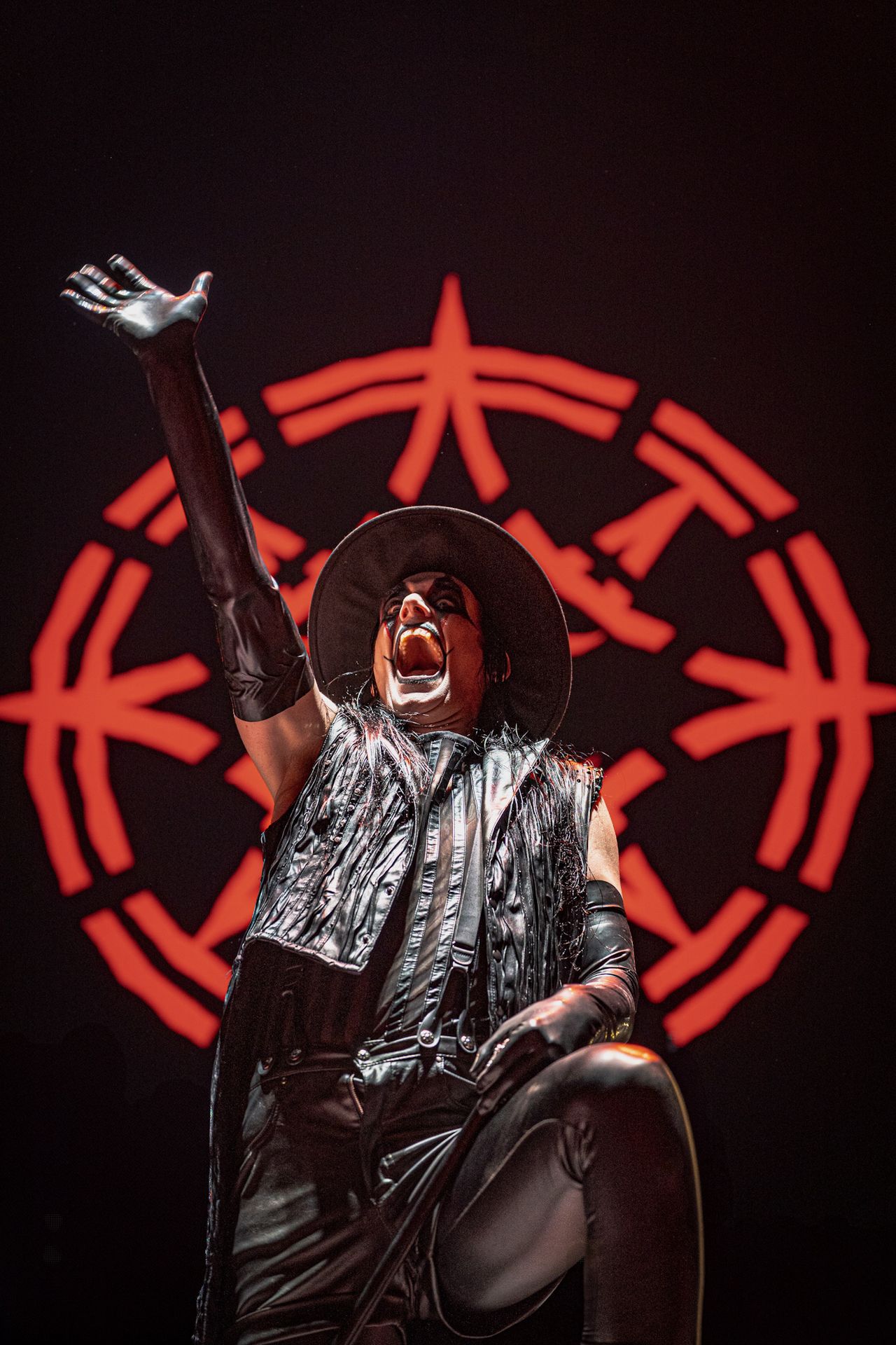 Photographie de Johannes Eckerström, chanteur du groupe Avatar à la Défense Arena 2025