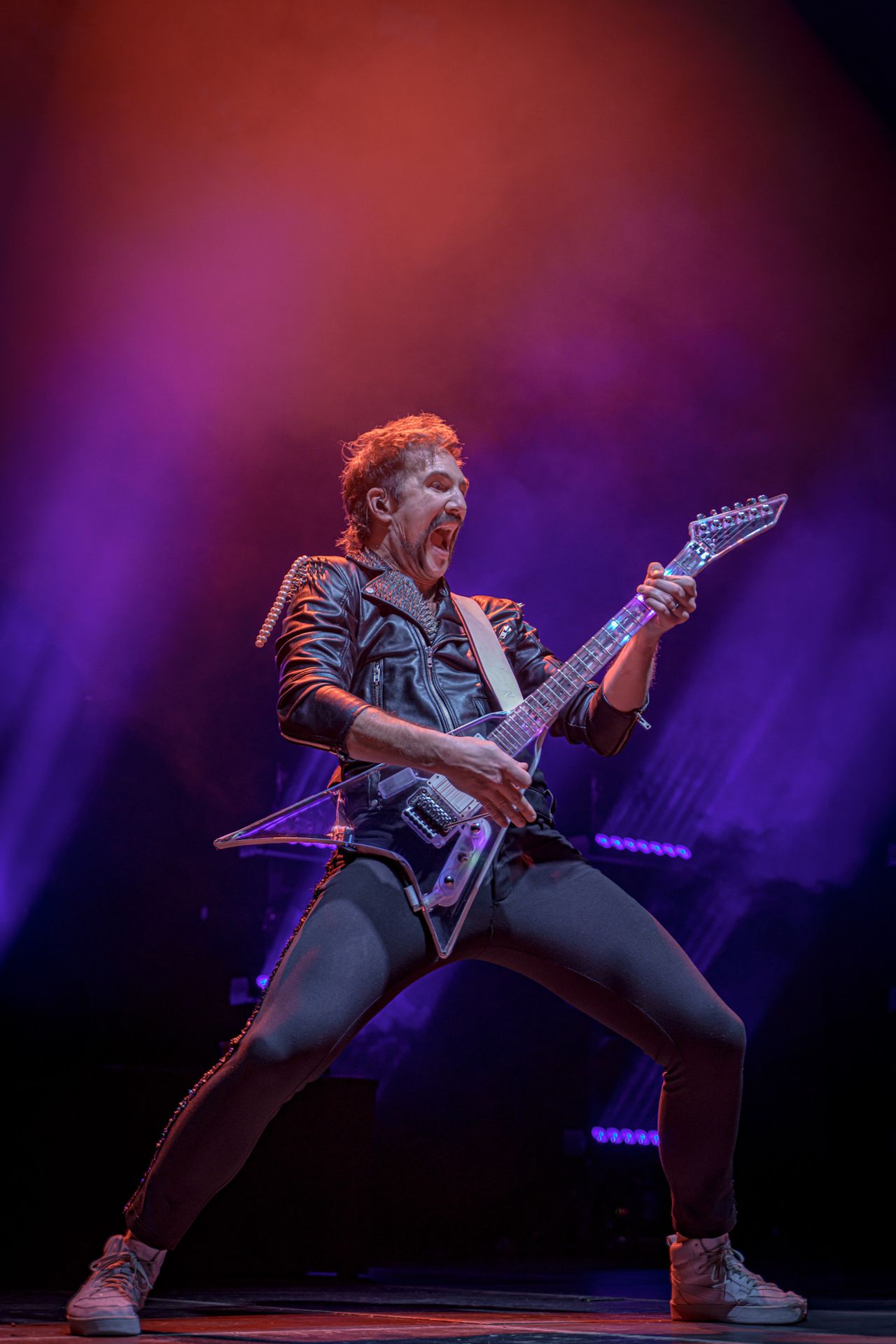 Photographie de Adam Grahn, chanteur et guitariste du groupe Royal Republic au Zénith de Paris 2024