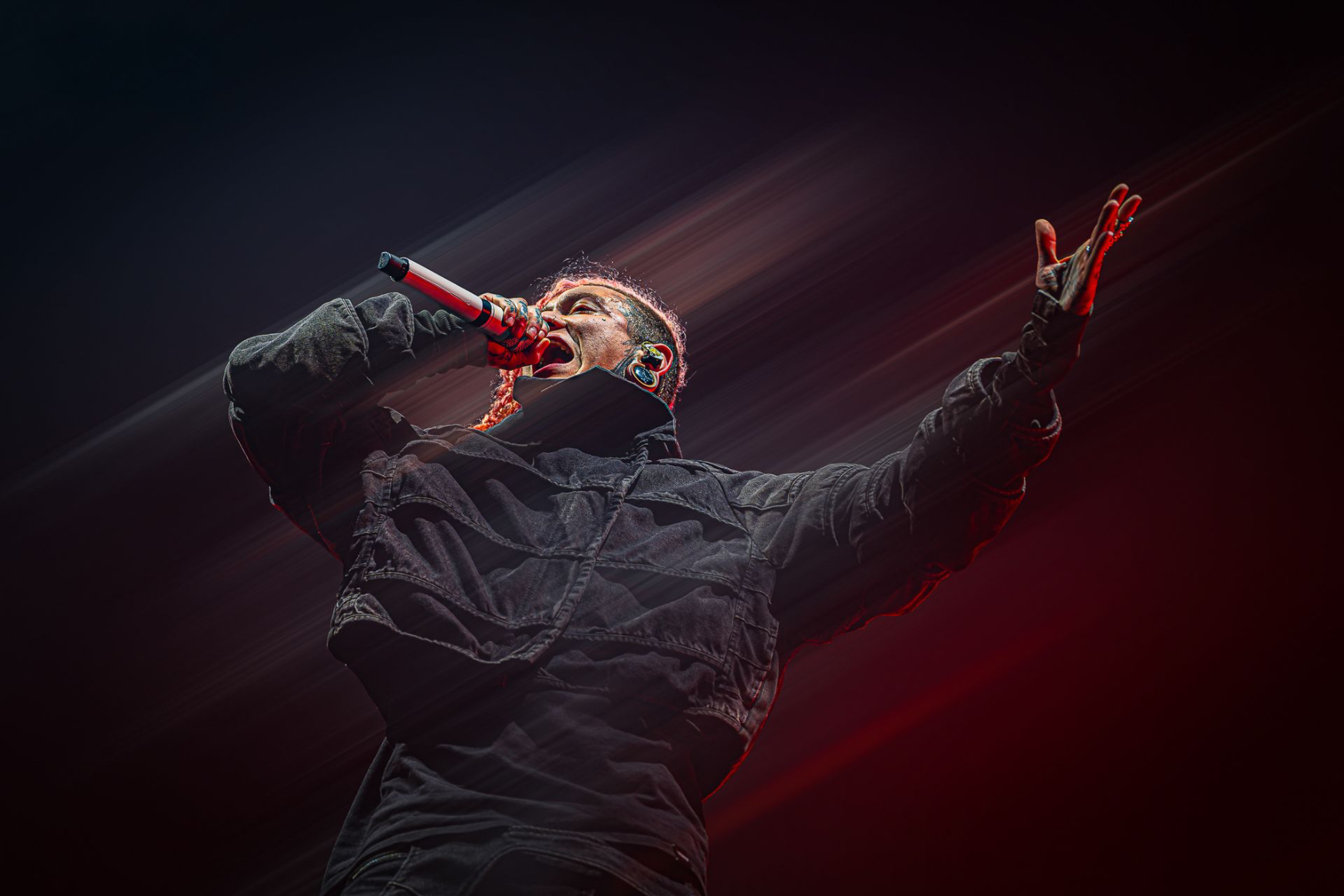 photographie de Will Ramos, chanteur du groupe Lorna Shore au Zénith de Paris en 2026