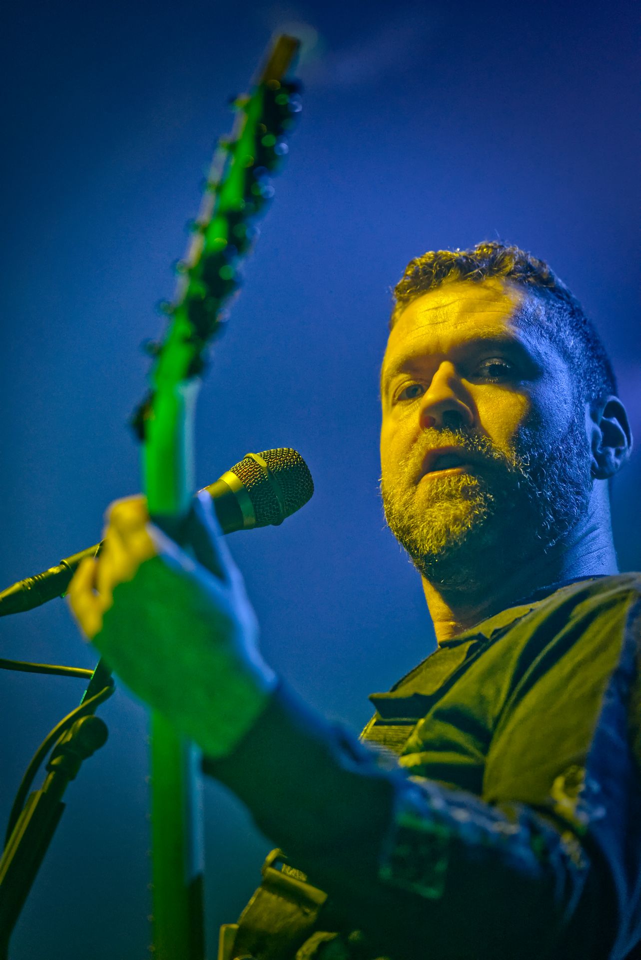 Photographie de David Davidson, guitariste du groupe Révocation à la Machine du Moulin Rouge 2024