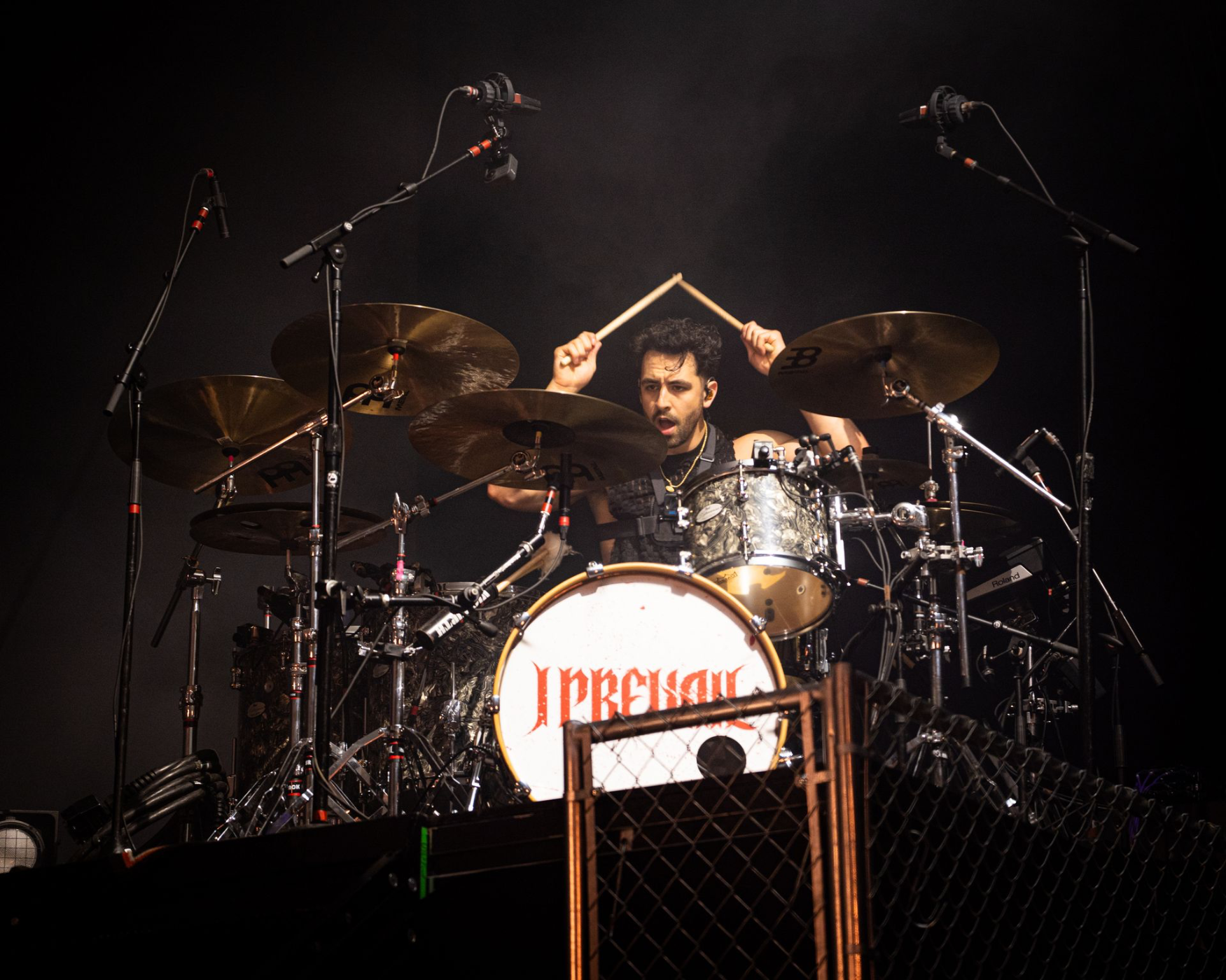 photographie de Gabe Helguera, batteur du groupe I Prevail sur la scène du Motocultor 2025