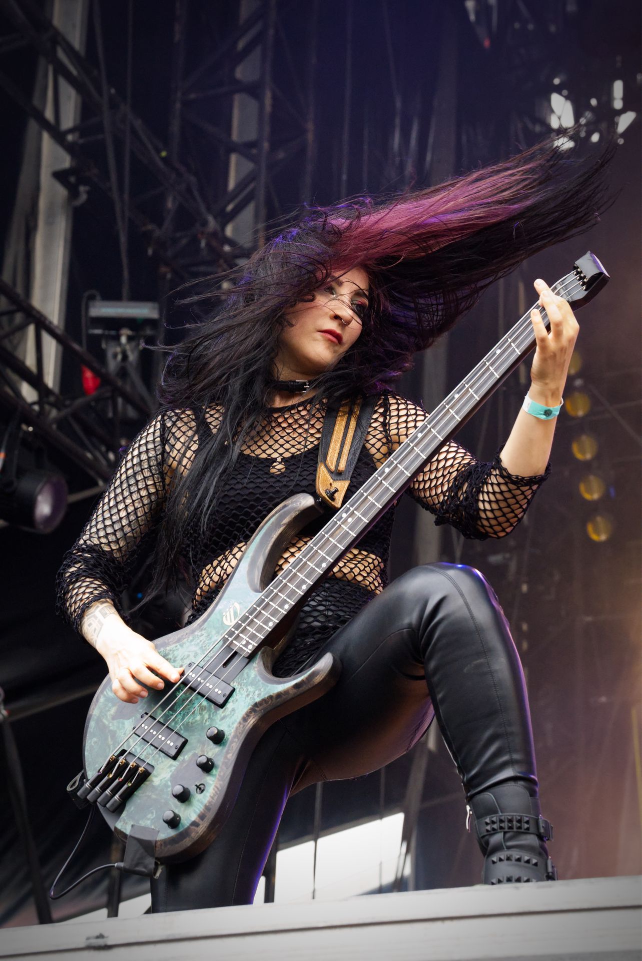photographie de Alice Lane, bassiste de Infected Rain sur la scène du Motocultor 2024