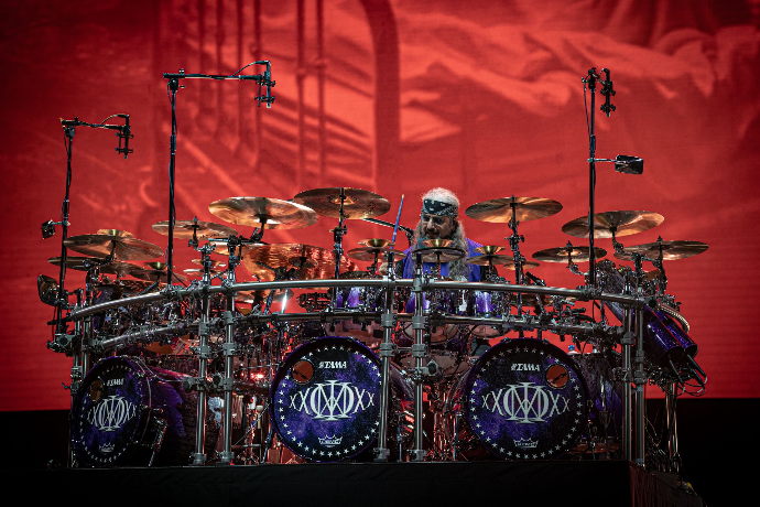 photographie de Mike Portnoy, batteur du groupe Dream Theater sur la scène du Heavy Week-end 2025