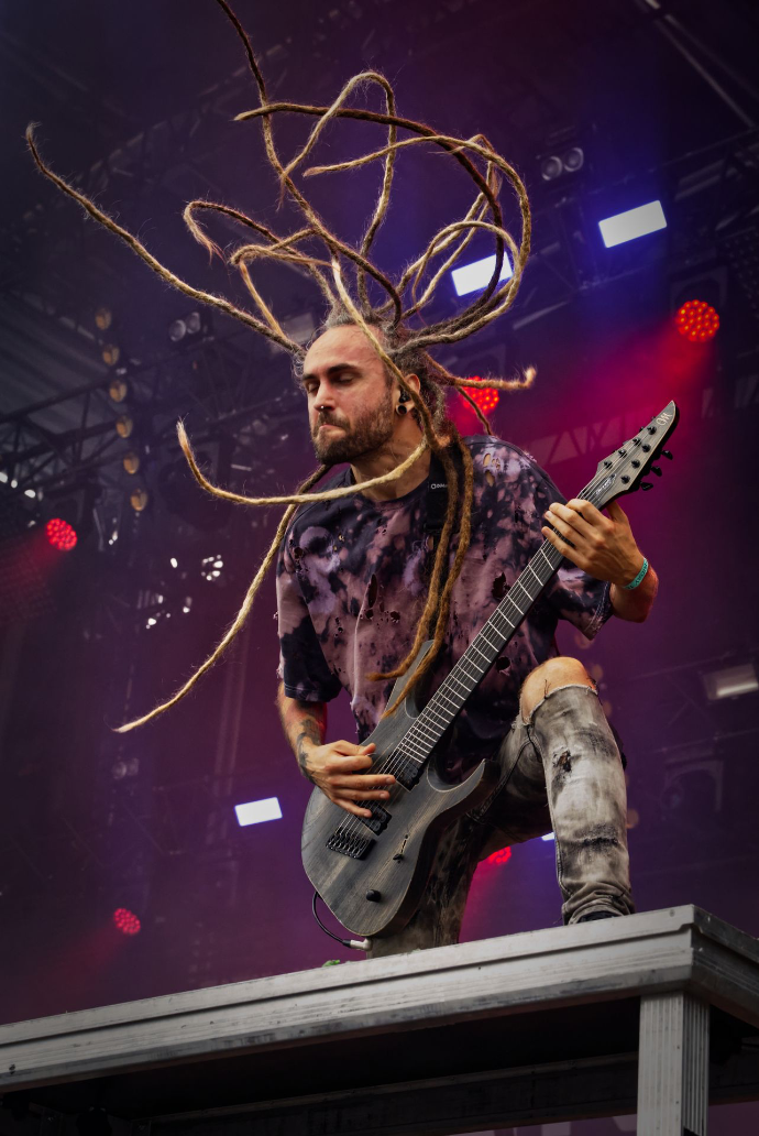 photographie de Vadim "Vidick" Ozhog, guitariste de Infected Rain sur la scène du Motocultor 2024