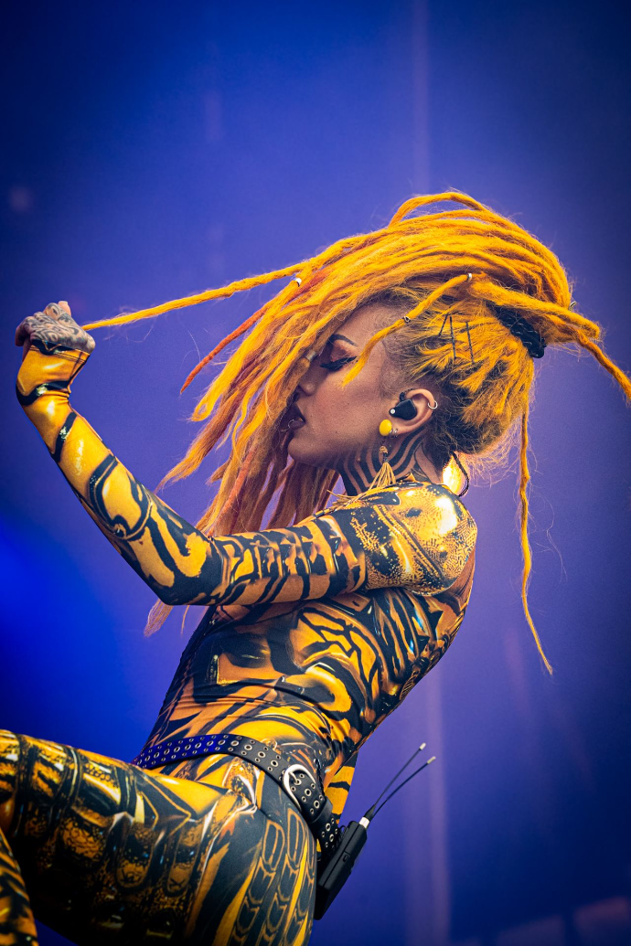 Photographie de Lena Scissorhands, chanteuse du groupe Infected Rain sur la scène du Motocultor 2024