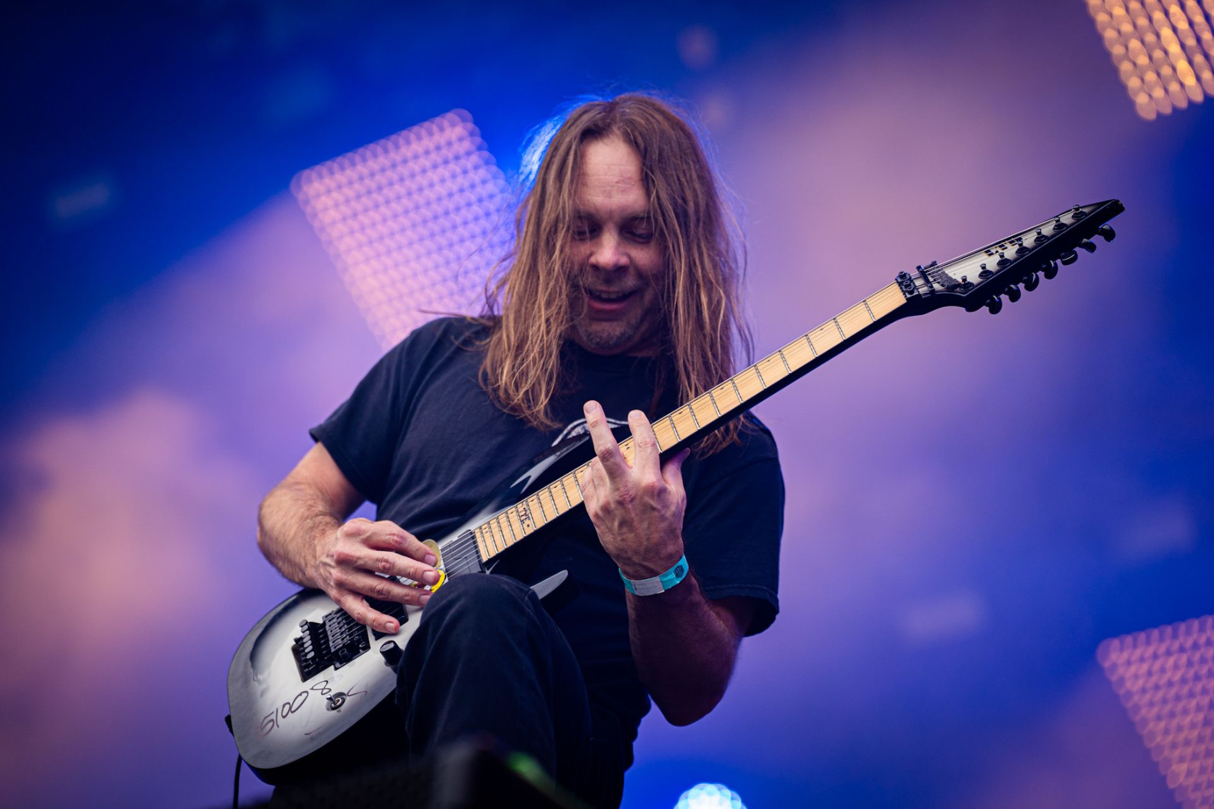 photographie de Buz McGrath, guitariste du groupe Unearth sur la scène du Motocultor 2024